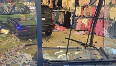 Osobówka wjechała w witrynę sklepu. 63-latce pomyliły się pedały