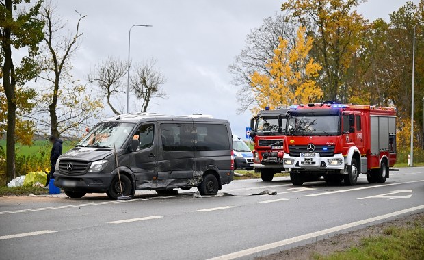 Osobówka zderzyła się z busem. Śmiertelny wypadek w Pomorskiem