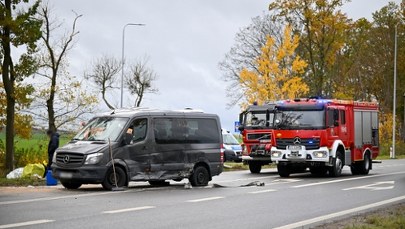 Osobówka zderzyła się z busem. Śmiertelny wypadek w Pomorskiem