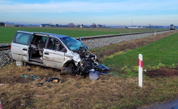 Osobówka zderzyła się z szynobusem. Kierowca trafił do szpitala