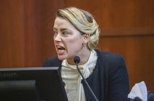 Osobowość histrioniczna. To ona popchnęła Amber Heard do afer i awantur?