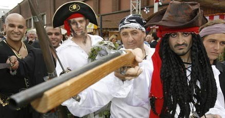 Osobowość piratów komputerowych może być nieskończenie złożona... /AFP