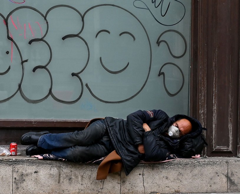 Osoby bezdomne w trudnej sytuacji podczas pandemii /AFP