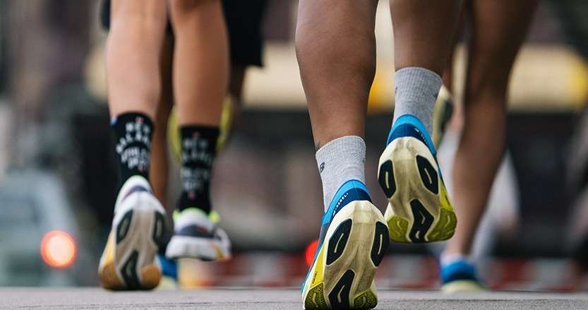 Osoby biegnące w maratonie w butach New Balance Rebel /materiały promocyjne