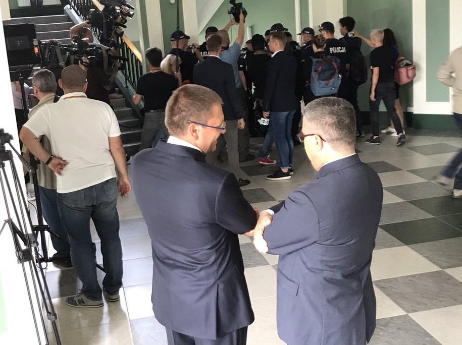 Osoby blokujące KRS zostały wyprowadzone przez policję /Patryk Michalski /RMF FM