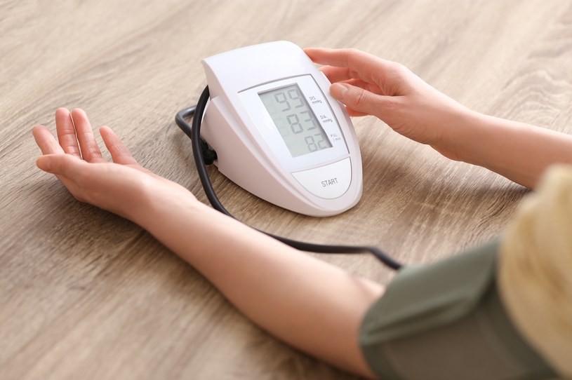 Osoby chore na nadciśnienie powinny regularnie mierzyć i zapisywać wartości  ciśnienia tętniczego /123RF/PICSEL