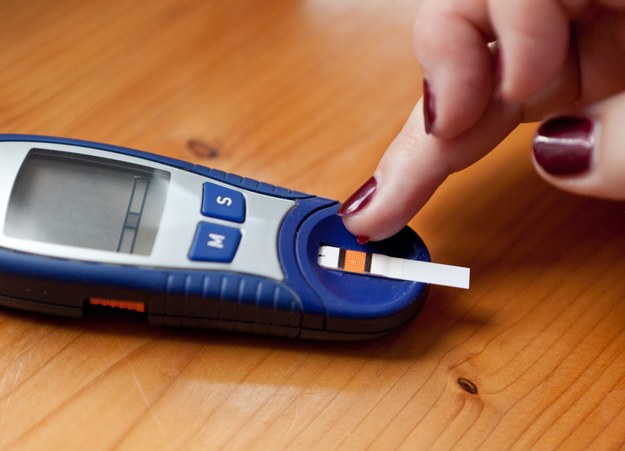 Osoby cierpiące na cukrzycę typu 2 muszą często kontrolować poziom glukozy we krwi i dopasowywać do niego zastrzyki insuliny. Na zdjęciu: glukometr /Maciej Kulczyński /PAP