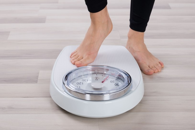 Osoby cierpiące na niedoczynność tarczycy, bardzo często przybierają na wadze /123RF/PICSEL