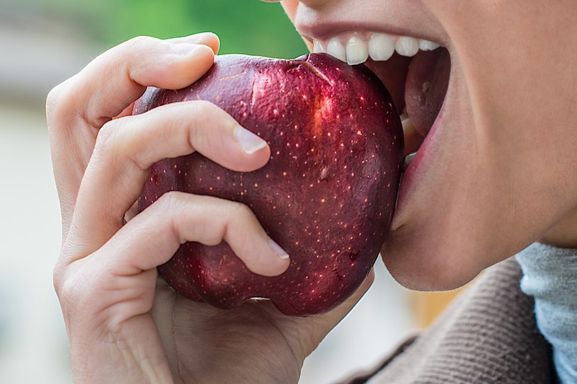 Osoby cierpiące na zespół jelita drażliwego powinny uważać na jedzenie zbyt dużej ilości jabłek /123RF/PICSEL