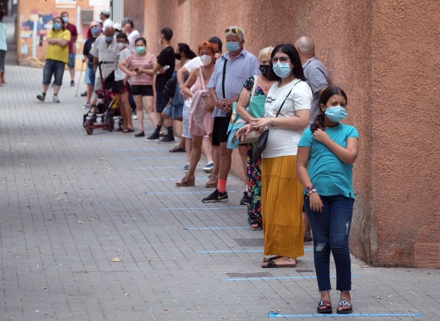 Osoby czekające na pobranie wymazu do testu na koronawirusa /ENRIC FONTCUBERTA /PAP/EPA