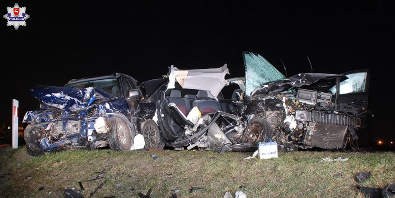 Osoby jadące Mazdą (po prawej) zginęły, jadące Hondą (po lewej) zostały ranne /Informacja prasowa