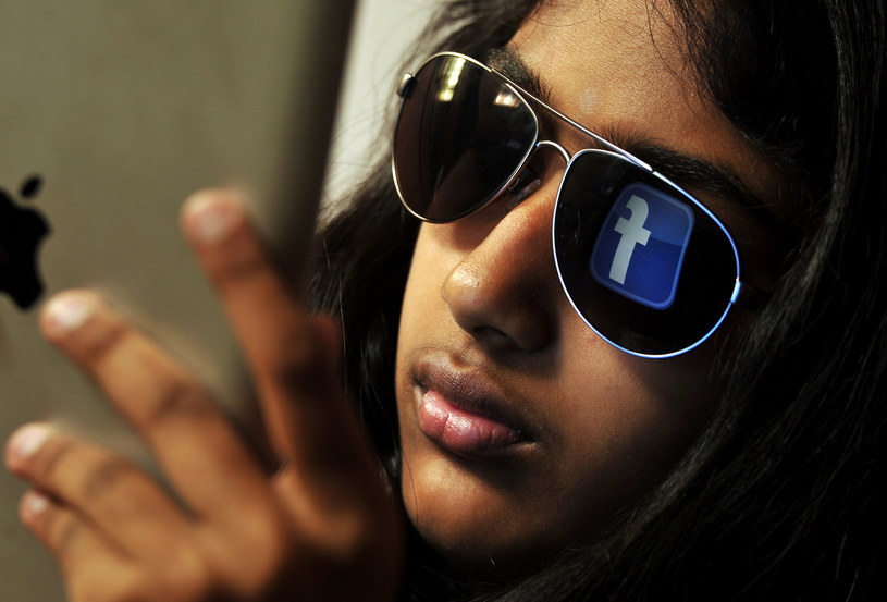 Osoby korzystające z Facebooka i innych portali społecznościowych czują się bardziej nieszczęśliwe. /AFP