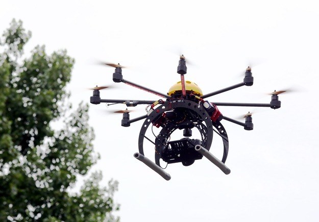 Osoby, które będą chciały wykorzystywać drony w celach komercyjnych będą musiały przejść szkolenie lotnicze i zdać egzamin. /Tomasz Gzel /PAP