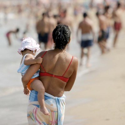 Osoby, które korzystały z urlopu wychowawczego, będą mogły składać wnioski o umorzenie tylko odsetek /AFP