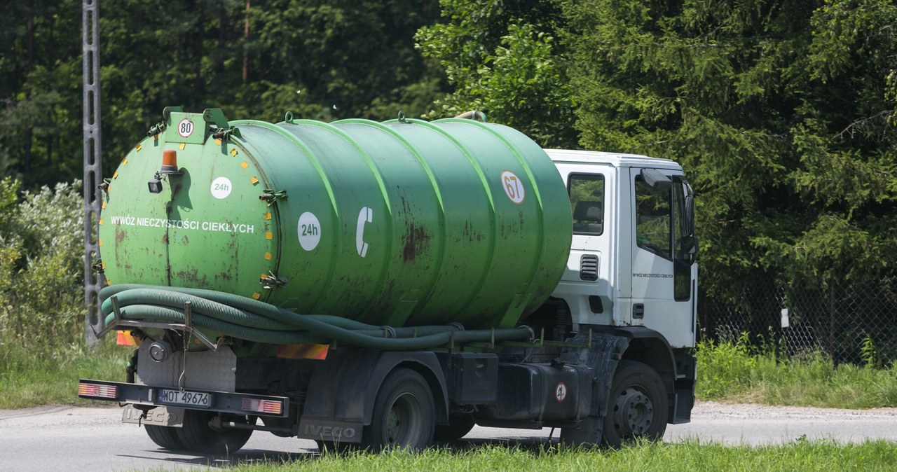 Osoby, które mają na swojej działce szambo, muszą być gotowe na kontrole. /ARKADIUSZ ZIOLEK/East News /East News