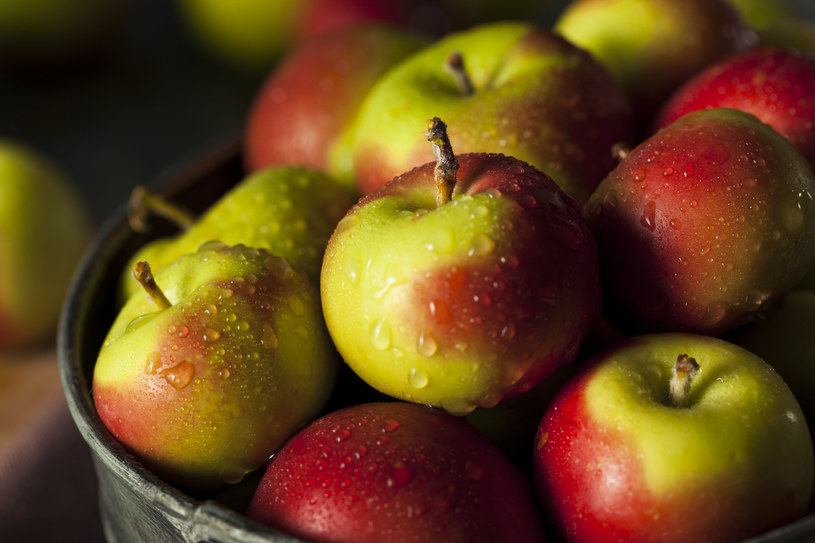 Osoby, które mają nadwrażliwe jelita powinny unikać surowych jabłek. Fermentują w brzuchu /123RF/PICSEL