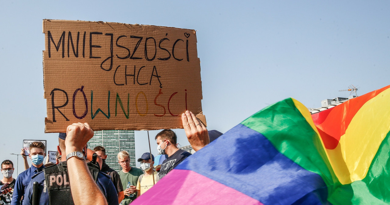 Osoby niebinarne walczą m.in. o możliwość oznaczania innej płci niż kobieta/mężczyzna w dokumentach /KAROLINA MISZTAL/REPORTER /East News