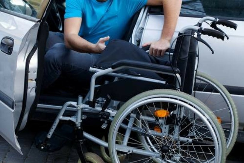 Osoby niepełnosprawne, które korzystają z samochodu, mogą skorzystać z ulgi rehabilitacyjnej. /Value Stock Images /East News