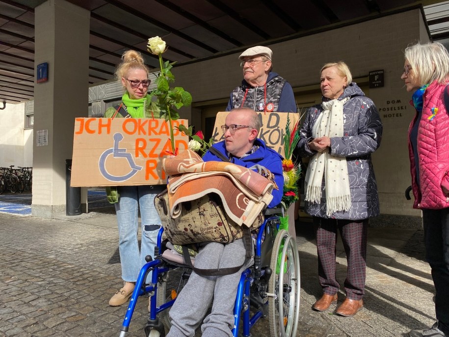 Osoby niepełnosprawne wychodzą z Sejmu /Mariusz PIekarski /RMF FM