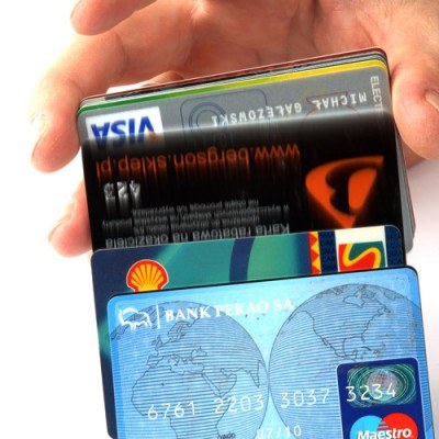 Osoby niezadowolone z "kredytówki" w swoim banku mogą skorzystać z opcji przenisienia karty /&copy; Bauer