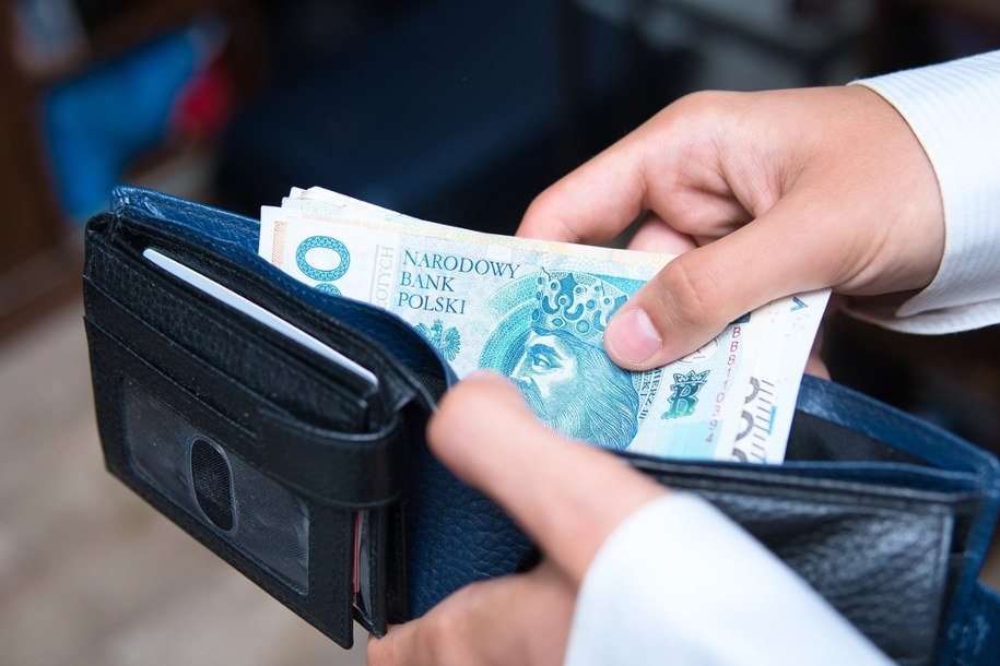 Osoby o najniższych dochodach zaoszczędzą do ok. 105 zł miesięcznie. /Shutterstock
