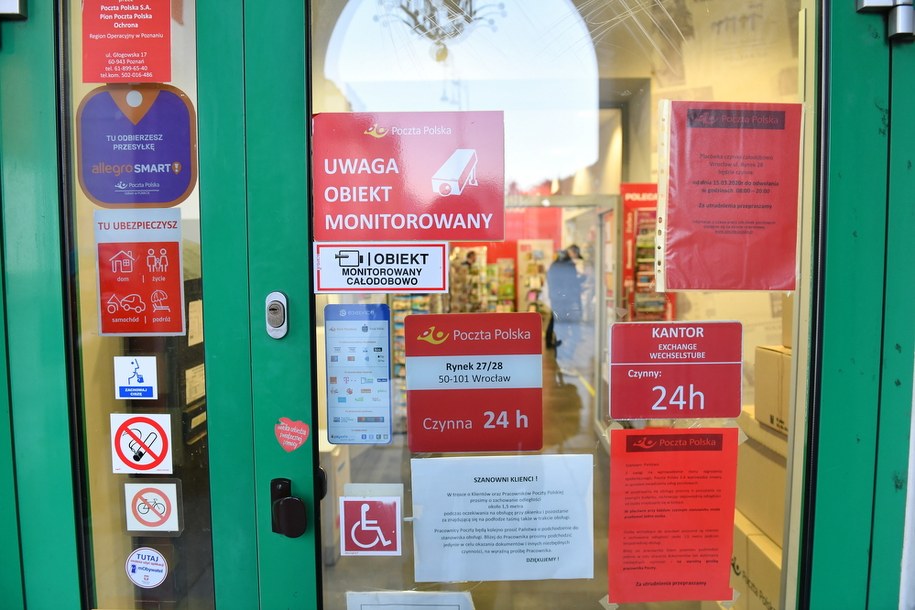 Osoby objęte kwarantanną swoje przesyłki odbiorą po zakończeniu izolacji / 	Maciej Kulczyński    /PAP