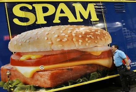 Osoby otyłe (lub przekonane o własnej otyłości) częściej czytają spam - dowodzą psychologowie z USA /AFP