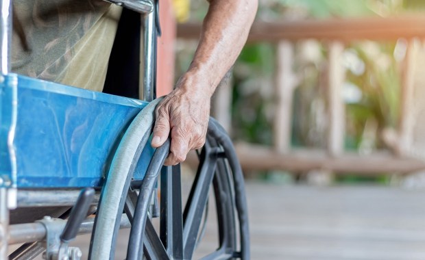 Osoby po 65. roku życia zostaną bez wsparcia? Kontrowersje wokół asystencji osobistej