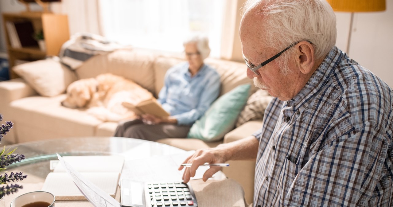 Osoby powyżej 75 roku życia nie muszą składać żadnych wniosków by otrzymać dodatek pielęgnacyjny /Pixel