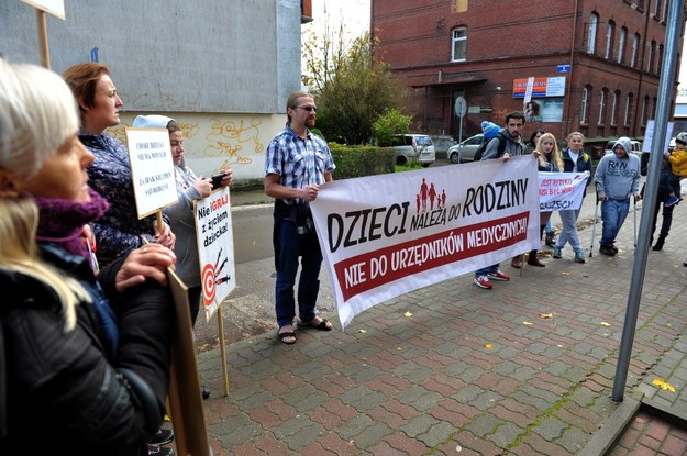 Osoby protestujące przeciwko obowiązkowym szczepieniom przed Sądem Rodzinnym w Białogardzie /Marcin Bielecki /PAP