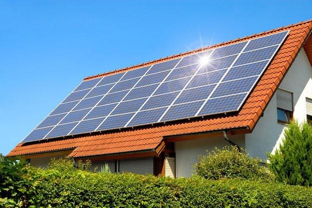 Osoby prywatne będą mogły sprzedawać energię wytworzoną przez zainstalowane na domu panele słoneczne /&copy; Panthermedia