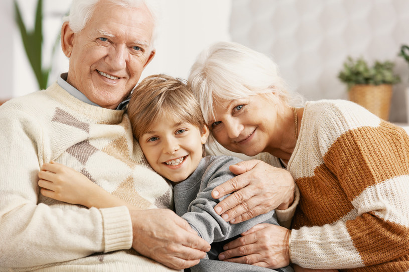 Osoby starsze często przedstawiane są w reklamach w roli dziadków /123RF/PICSEL