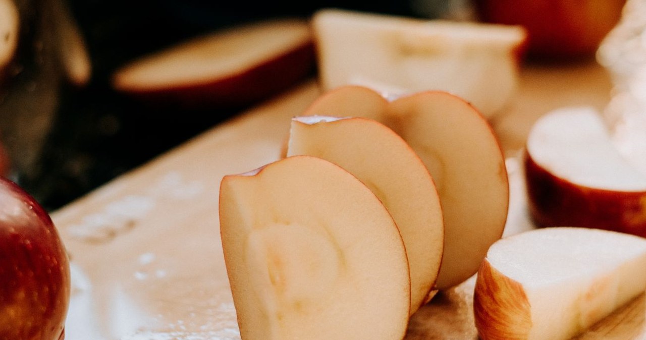 Osoby starsze i z cukrzycą powinny zwracać uwagę na porę spożywania jabłek /Cichan Yuce /Canva Pro