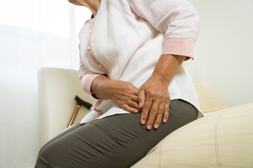 Osoby starsze mogą bagatelizować ból. Na co trzeba być wyczulonym? /123RF/PICSEL