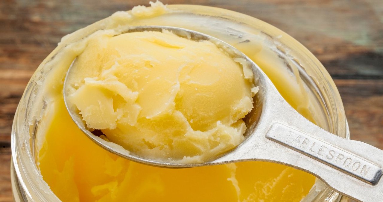Osoby starsze powinny na stałe włączyć do menu masło klarowane. Wzmacnia kości i stawy, poprawia wzrok, a na jelita działa zbawiennie /Marek Uliasz /Canva Pro