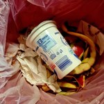 Osoby wywożące śmieci punktują jeden błąd. Dotyczy przeterminowanych jogurtów