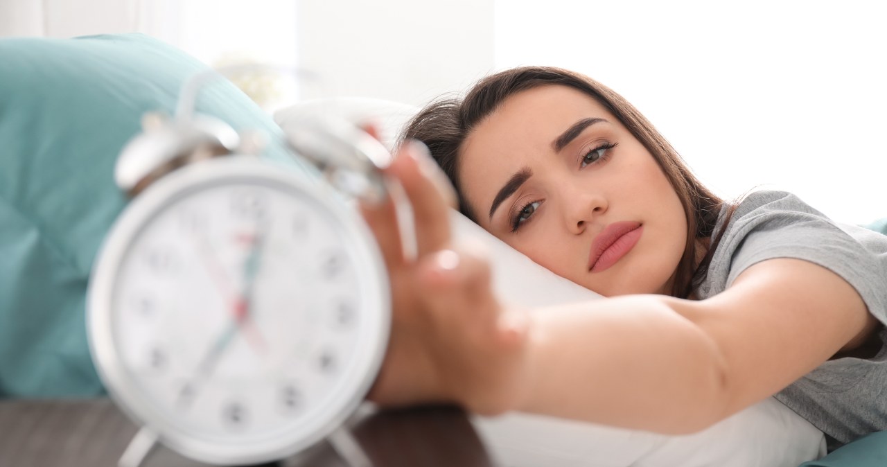 Osoby z ADHD często zmagają się z zaburzeniami snu, a zmiana czasu może pogarszać funkcjonowanie w ciągu dnia /123RF/PICSEL