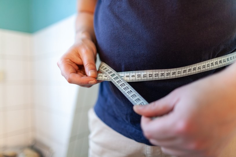 Osoby z nadwagą i otyłością mają większe ryzyko zachorowania na cukrzycę typu 2., dlatego powinny badać poziom glikemii co najmniej raz w roku /123RF/PICSEL