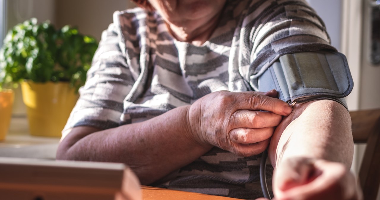 Osoby z niewydolnością nerek powinny regularnie monitorować ciśnienie /123RF/PICSEL