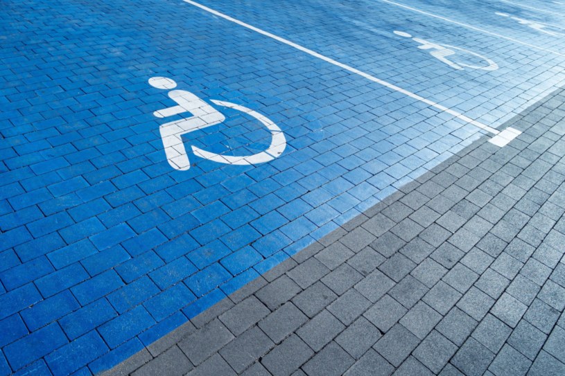 Osoby z orzeczeniem o stopniu niepełnosprawności mają prawo do parkowania na miejscach wyznaczonych, na podstawie wydanej karty inwalidy /123RF/PICSEL