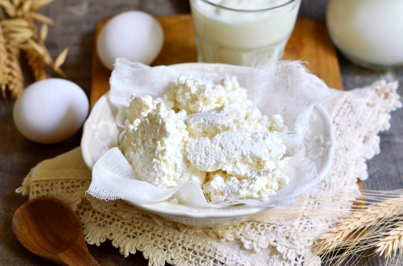 Osoby z osteoporozą powinny włączyć do swojej diety sery i mleko o niskiej zawartości tłuszczu, jajka oraz większą ilość ziół /123RF/PICSEL
