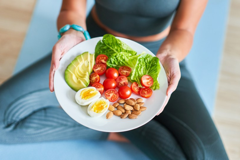 Osoby z płaskim brzuchem zwykle trzymają się kilku kluczowych zasad żywienia: jedzą dużo białka i warzyw, jedzą małe porcje, jedzą regularnie /123RF/PICSEL