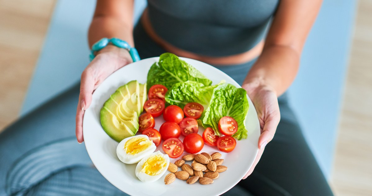 Osoby z płaskim brzuchem zwykle trzymają się kilku kluczowych zasad żywienia: jedzą dużo białka i warzyw, jedzą małe porcje, jedzą regularnie /123RF/PICSEL