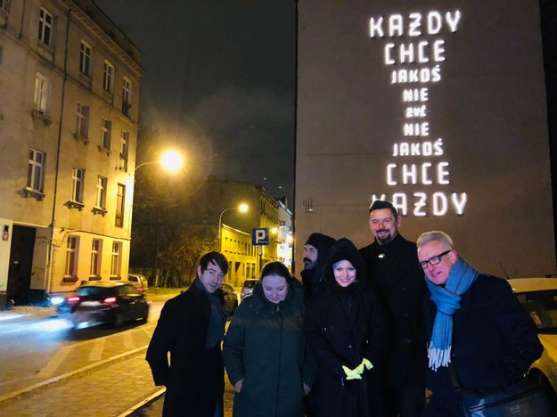 Osoby zaangażowane w powstanie neonu z cytatem Doroty Masłowskiej /Agnieszka Wyderka /RMF FM