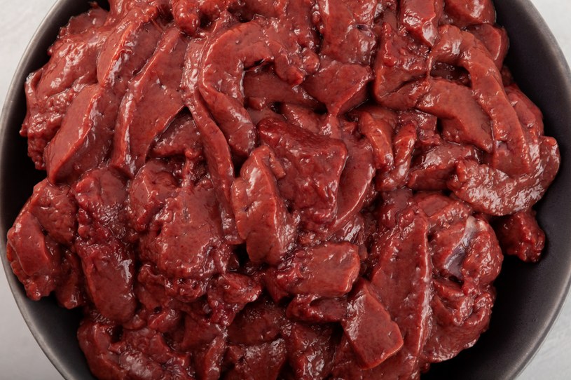 Osoby ze zdiagnozowaną hemochromatozą powinny unikać produktów mięsnych, które bogate są w żelazo /123RF/PICSEL