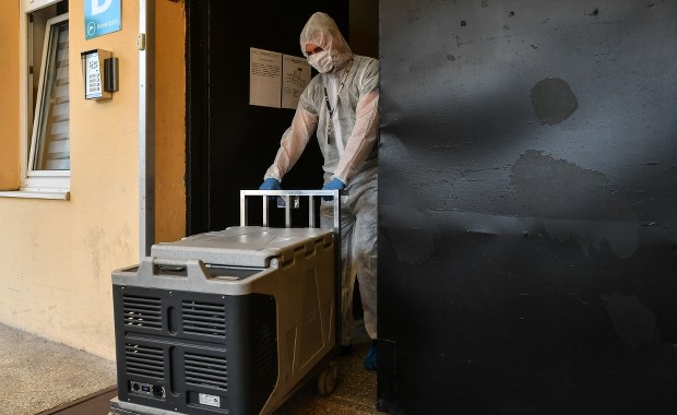 Osocze ozdrowieńców na "wagę złota". Przybywa zakażonych Covid-19 