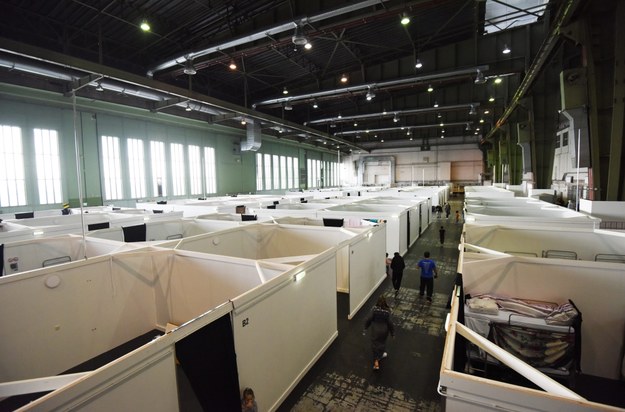 Ośrodek dla uchodźców w hangarach dawnego lotniska Tempelhof (zdj. z lutego tego roku) /Rainer Jensen /PAP/EPA