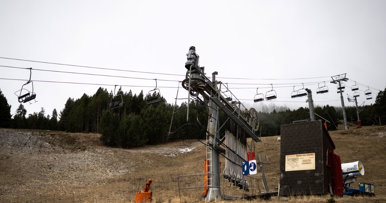 Ośrodek narciarski Puyvalador we francuskich Pirenejach. Wyjątkowo wysokie temperatury pozbawiły zbocza gór pokrywy śnieżnej. Zdjęcie z 8 stycznia 2023 r. /LIONEL BONAVENTURE  /AFP