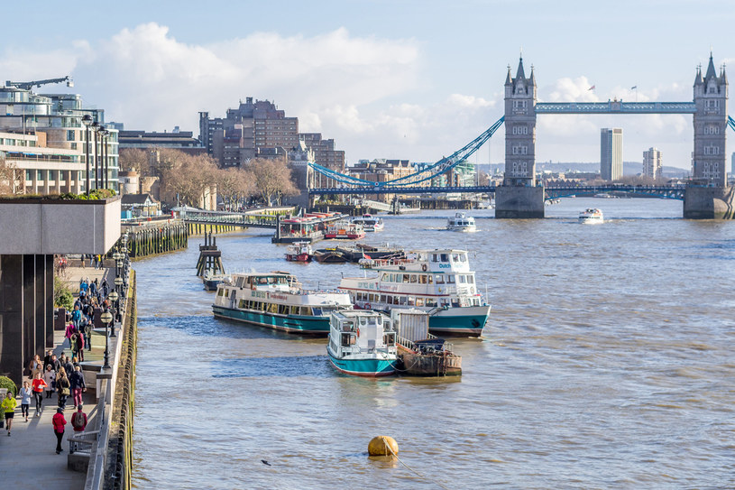 Ostatni punkt na trasie to Tower Bridge. Kiedy 50 figurek Paddingtona, które angielskie gwiazdy zaprojektowały z okazji premiery filmu, trafiło do Londynu, przez kilka dni wszystkie stały właśnie na tym moście /123RF/PICSEL