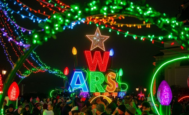 Ostatni taki weekend w Warszawie. Świąteczna iluminacja znika z Traktu Królewskiego 
